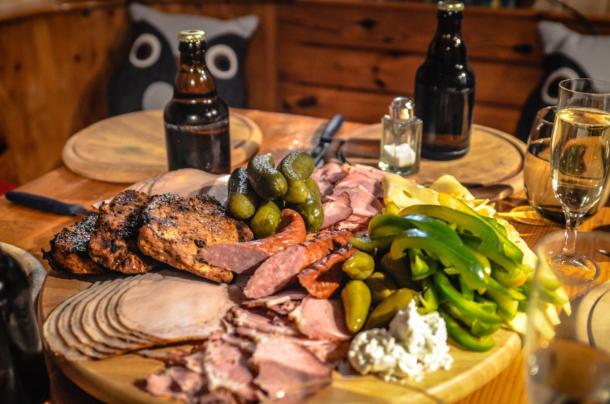 belle table de charcuteries et viandes des Hautes-Alpes, produits de la boucherie Bon Alp'éti