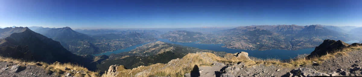 vue panoramique depuis le pic du Grand Morgon, Hautes-Alpes, vue sur le lac de Serre-Ponçon et les montages sous le ciel bleu haut-alpin